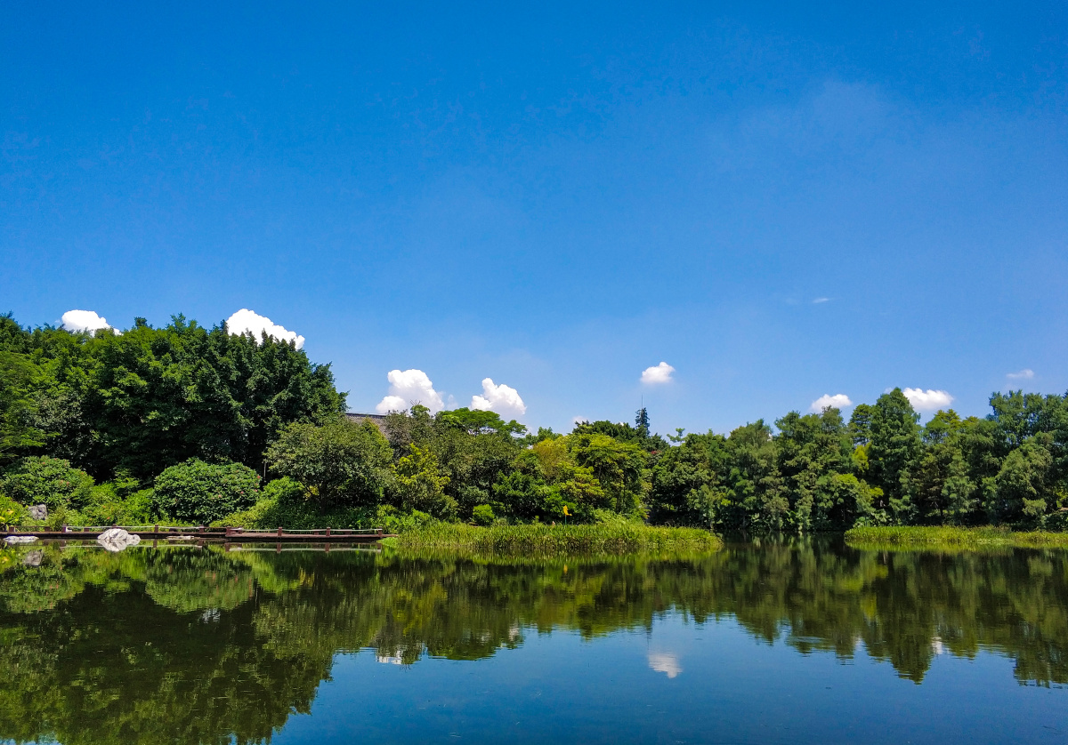 蓝天白云绿树湖清