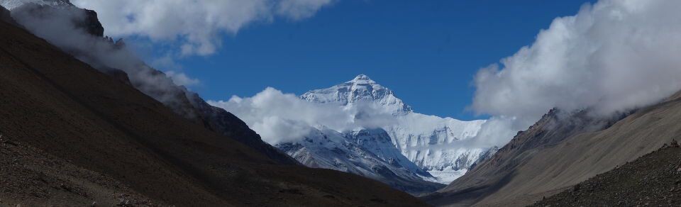 珠穆朗玛峰全景<br />
地球表面最高的地方