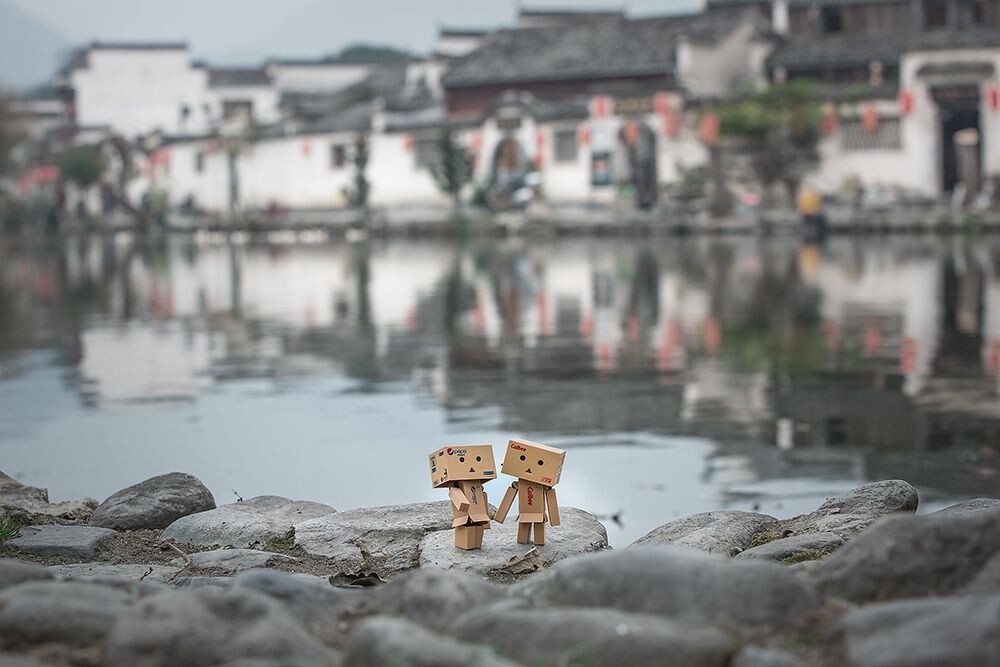 跟一位搞摄影的老大哥去了趟宏村，他从包里掏出这个纸盒人躺在地上拍了好久，很敬业的说。结果回来时储存卡丢了，我都替他惋惜，还好我蹭拍了几张，用来纪念相处的四天，也纪念那丢失的卡。