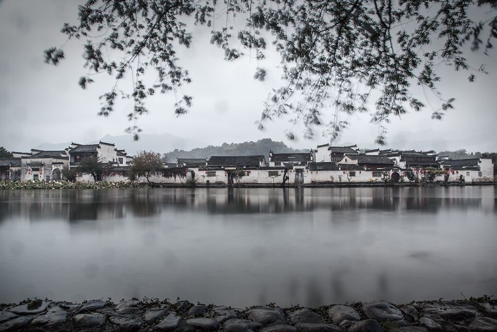 雨，使这座古城多了份沧桑与神秘。