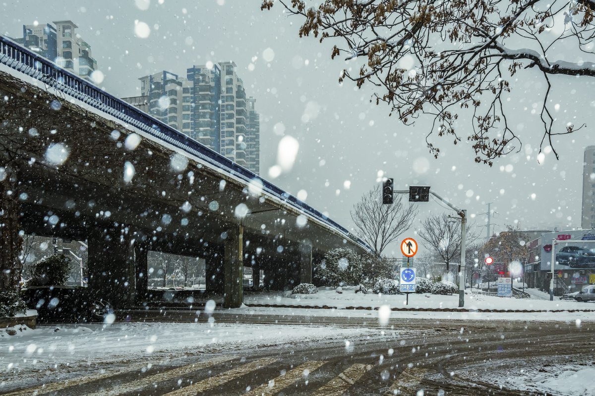 大雪纷飞时的南京四平路广场