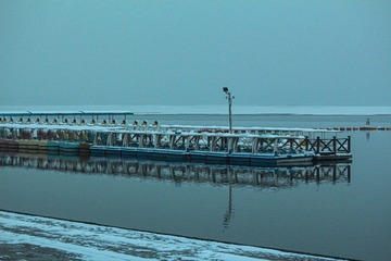 636096