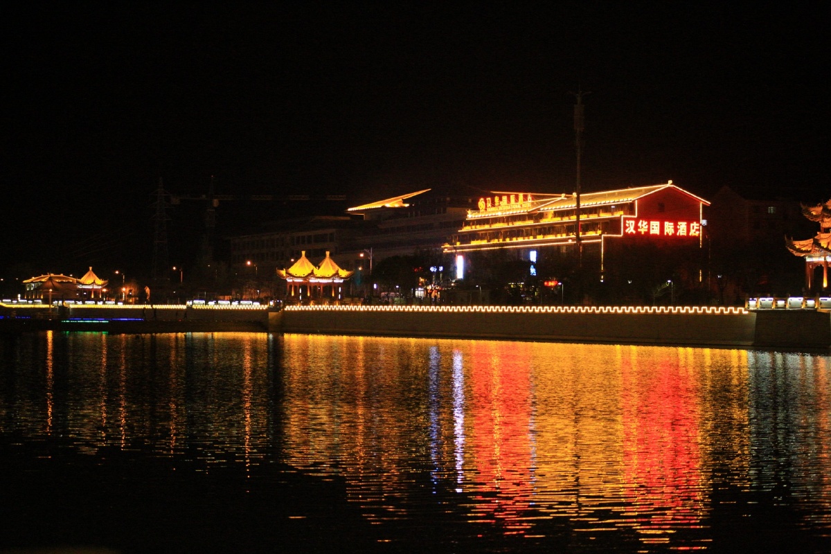敦煌党河风情线夜景惹人醉