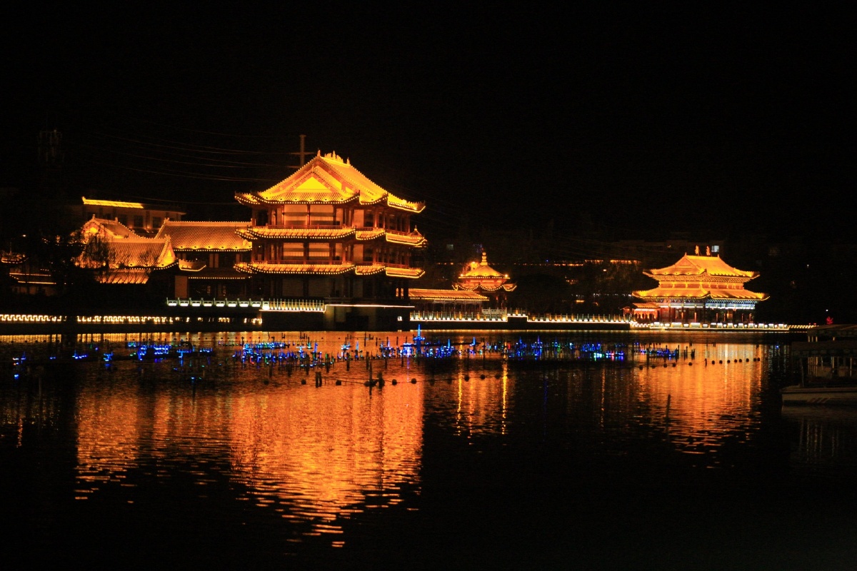 敦煌党河风情线夜景惹人醉