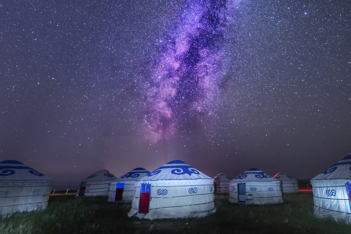 银河下的蒙古包