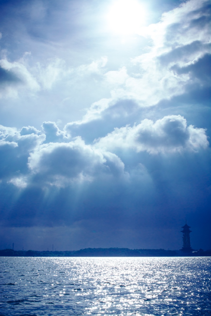 台风过后天上出现了耶稣光