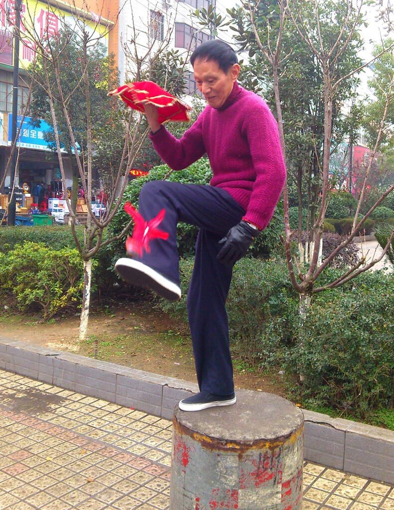 一心两用<br />
摄于江西永丰县恩江镇。QQ280378700，TELL13979672978