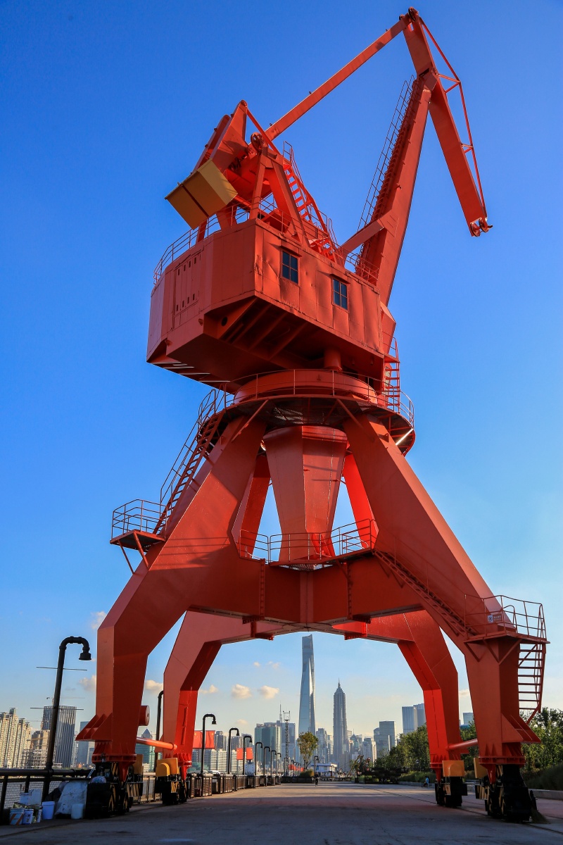 浦江岸边的塔吊