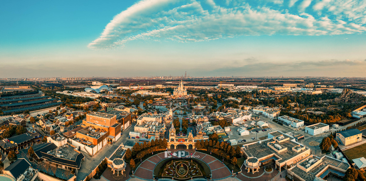 日出开园前的上海迪士尼全景照