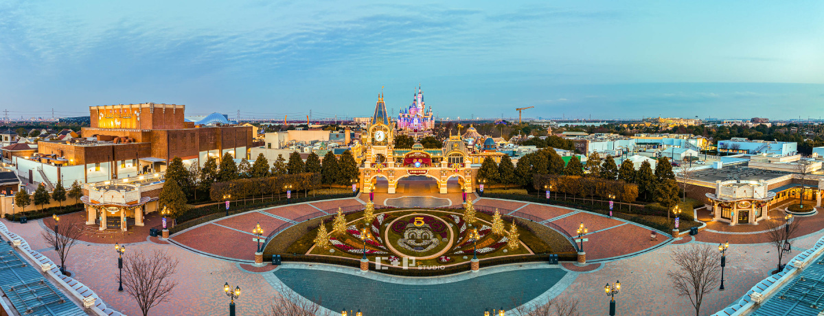 日出开园前的上海迪士尼全景照