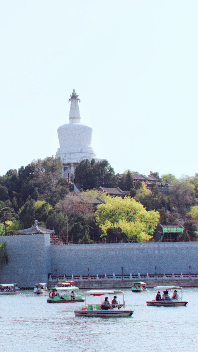 《春日白塔》 2021年4月摄于北京市北海公园.