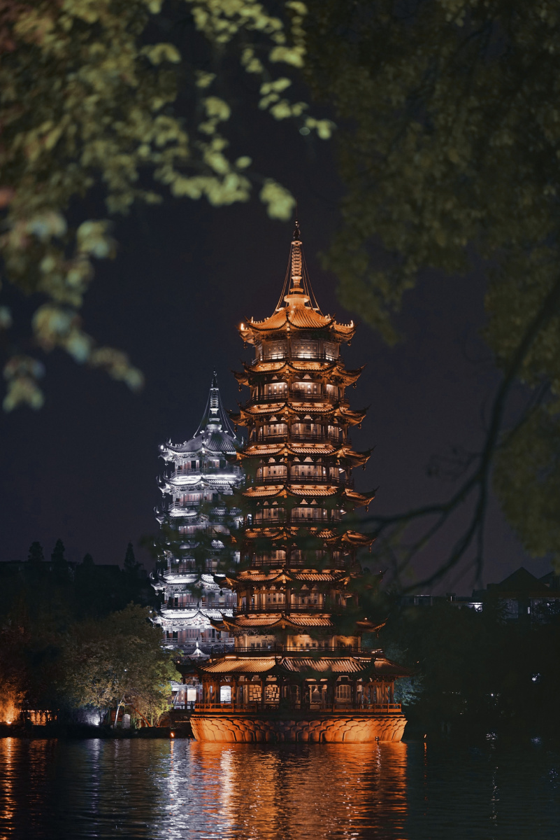 桂林日月双塔夜景第三张是关灯后的