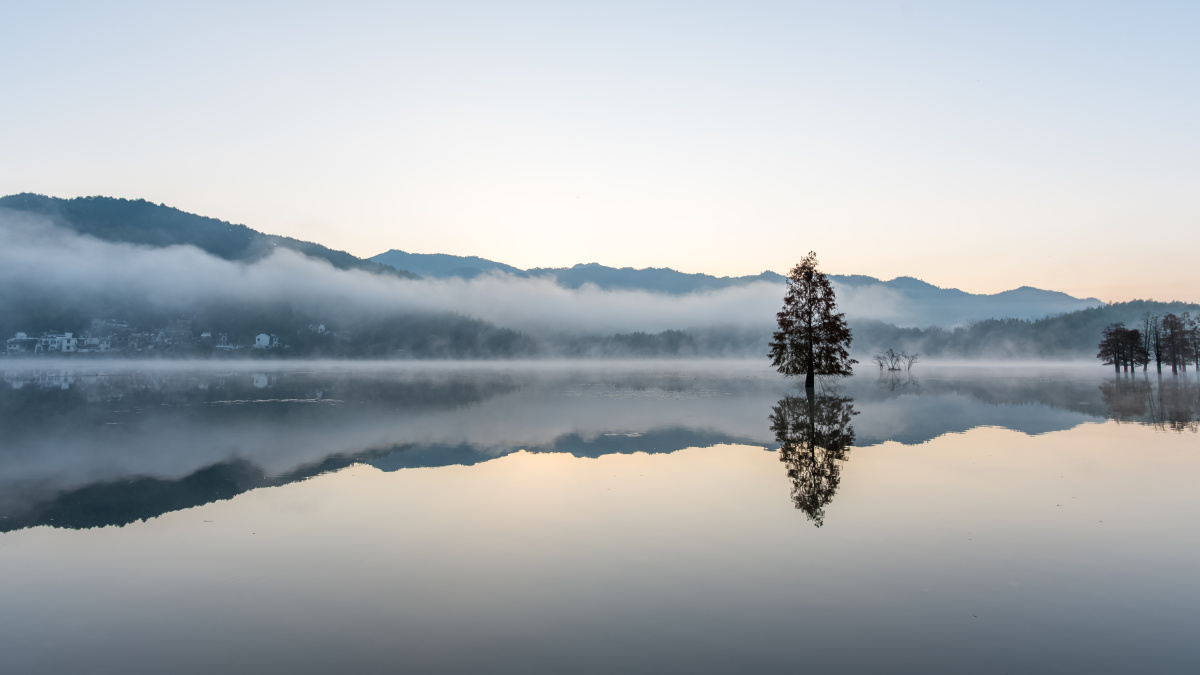 宏村奇墅湖晨雾飘渺如仙境