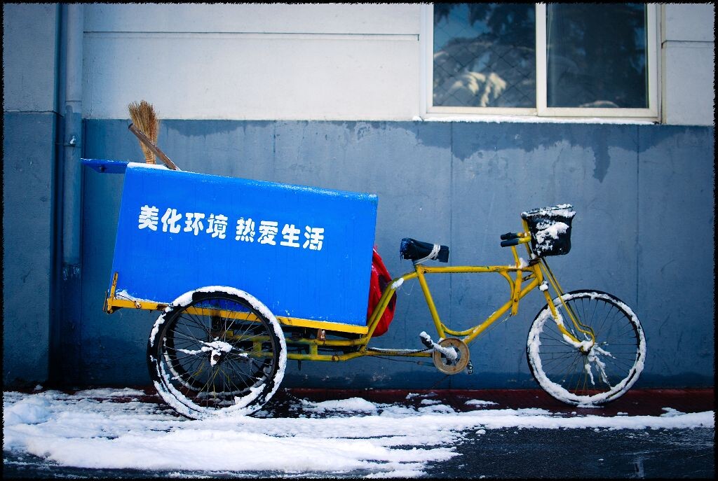 雪中的环卫三轮车<br />

