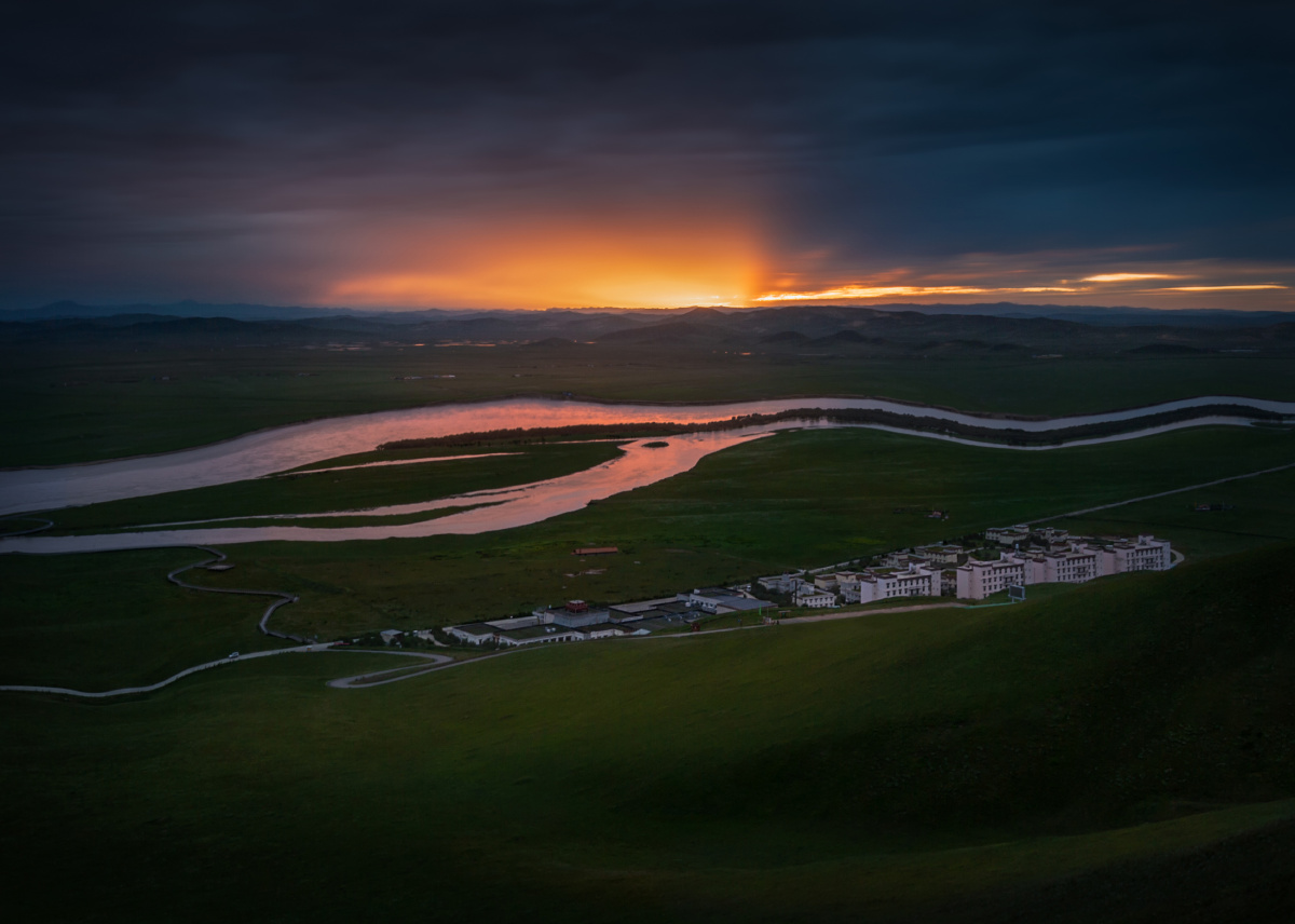 落日披霞映黄河