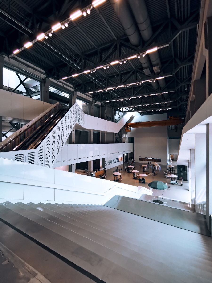 上海当代艺术博物馆前厅的楼梯空间