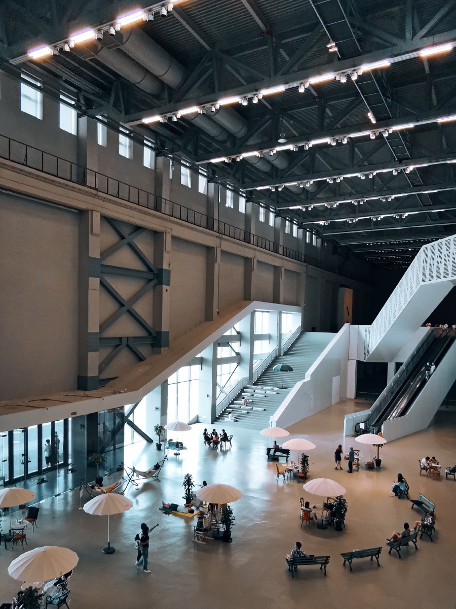 上海当代艺术博物馆前厅的楼梯空间
