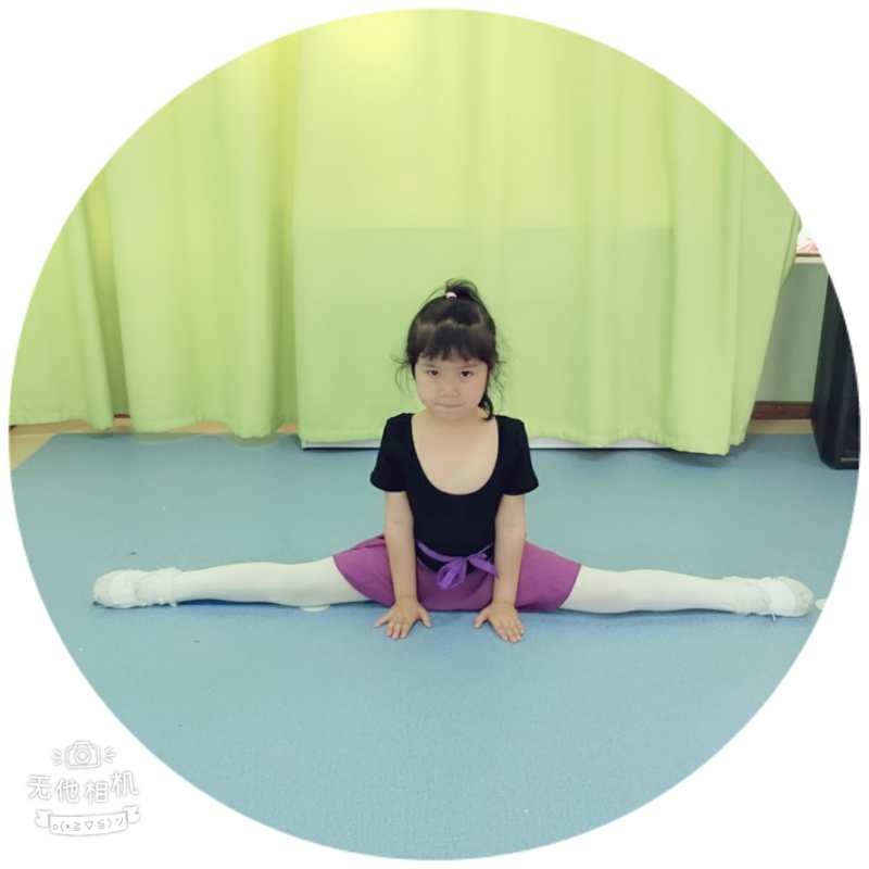 女儿成功劈的横叉!配上黑色的舞蹈服!干净利索!