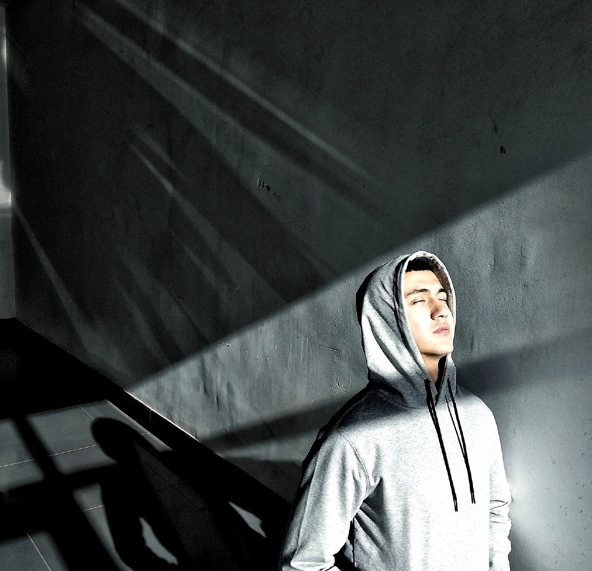 这张图是在教学楼的走廊角落拍的,阳光照下来真的很美,几何感很强