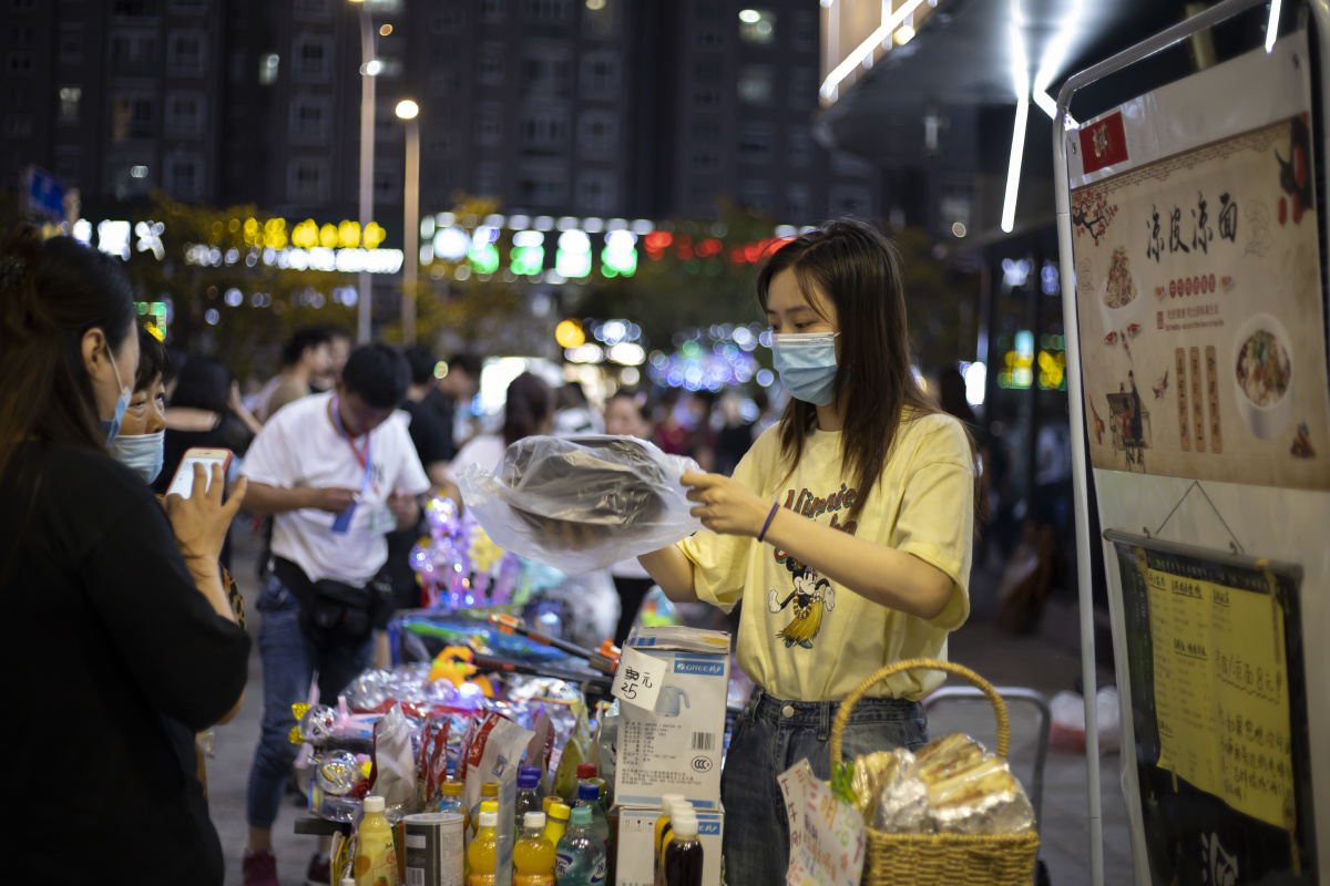 摆地摊的美女摊主