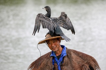 95689