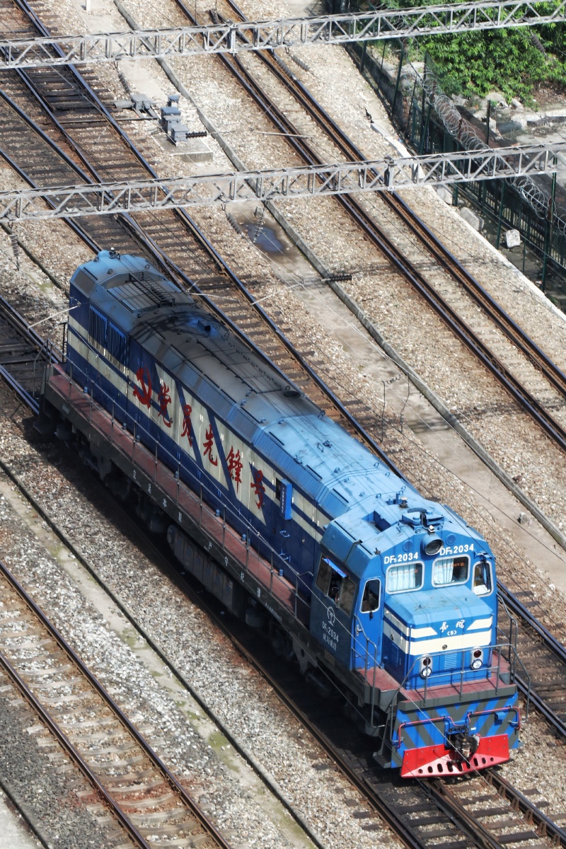 成都站,俯拍东风5挂牌机车"党员先锋号"