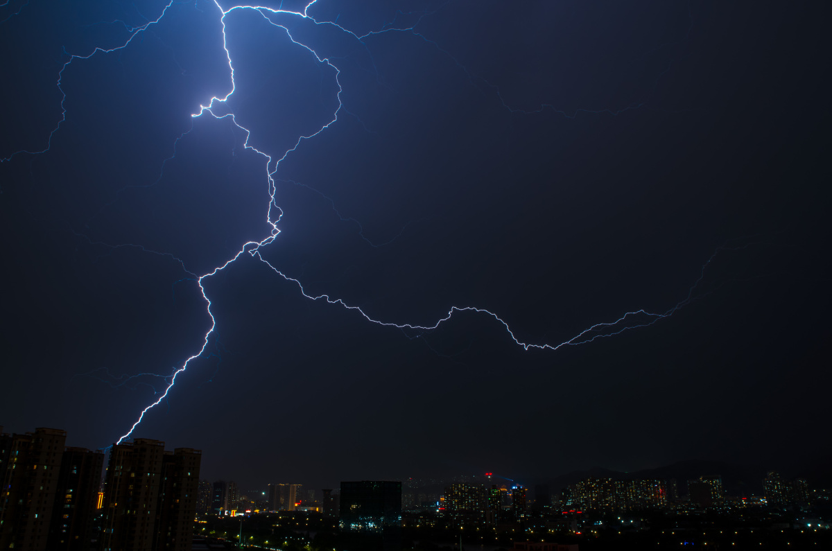 美好的夜晚一道闪电划破夜色长空