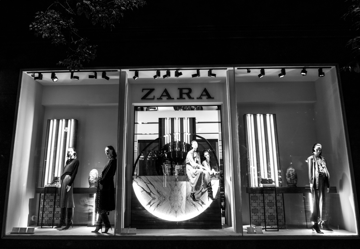 夜幕下的zara橱窗