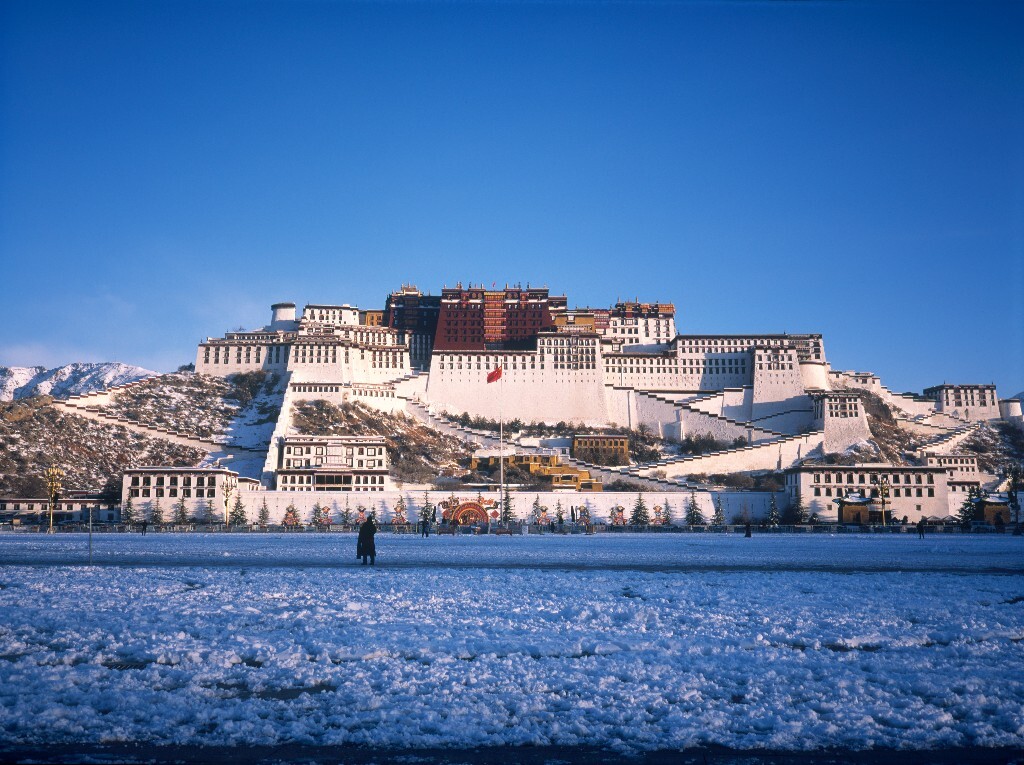 布达拉宫迎来了拉萨二十年最大的一场雪，清晨的阳光正好落在了布达拉宫上，广场上的雪则映射着天空的蓝色