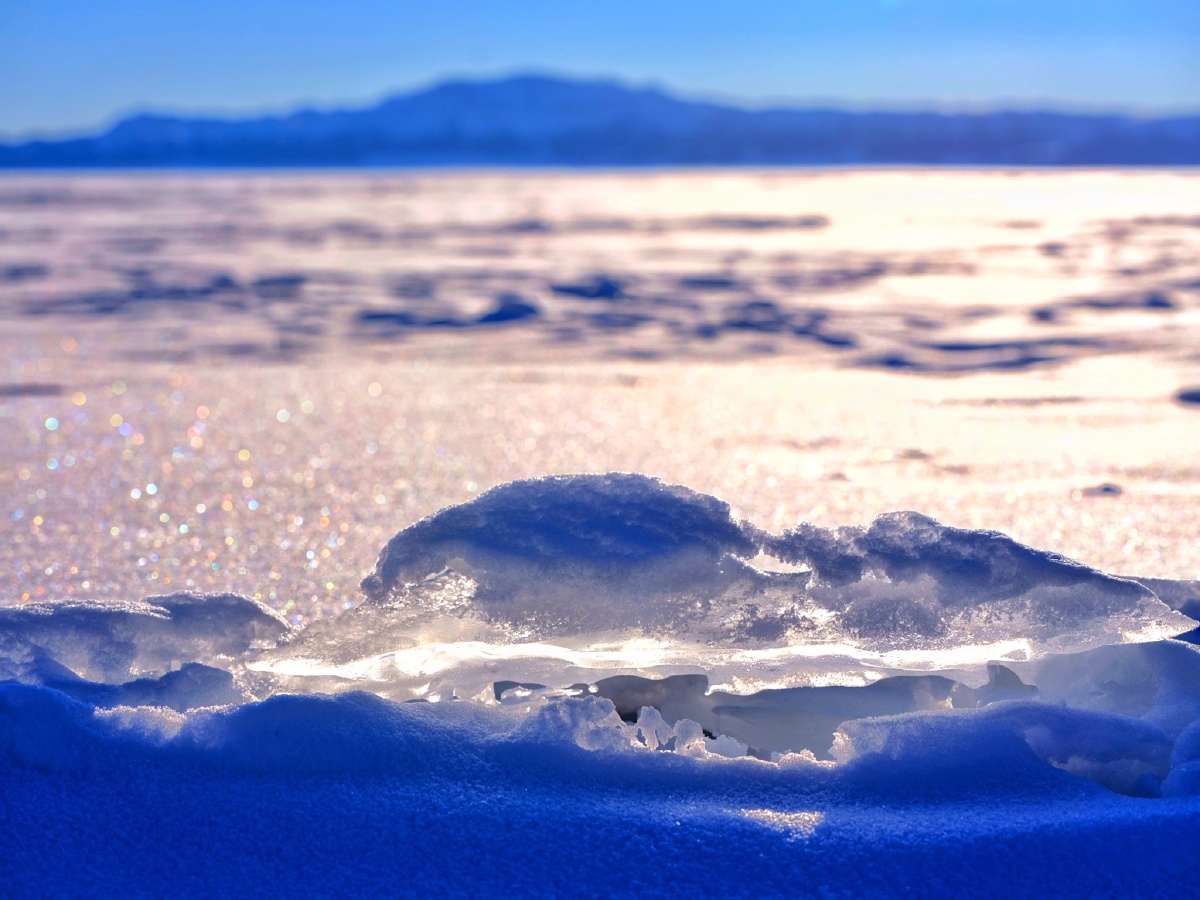 赛里木湖蓝色湖冰
