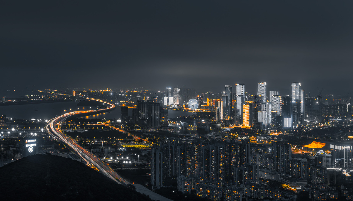 寂静拉下落幕的黑夜,灯光点亮城市的繁华.