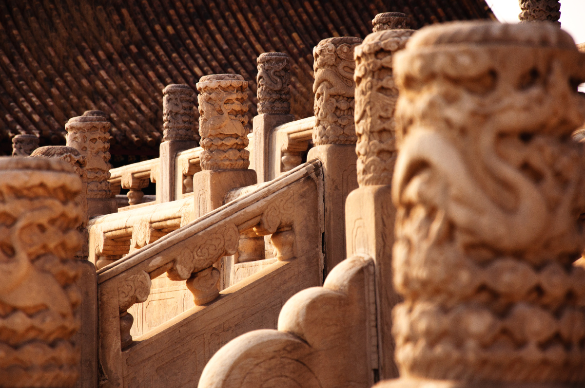 雕栏玉砌应犹在