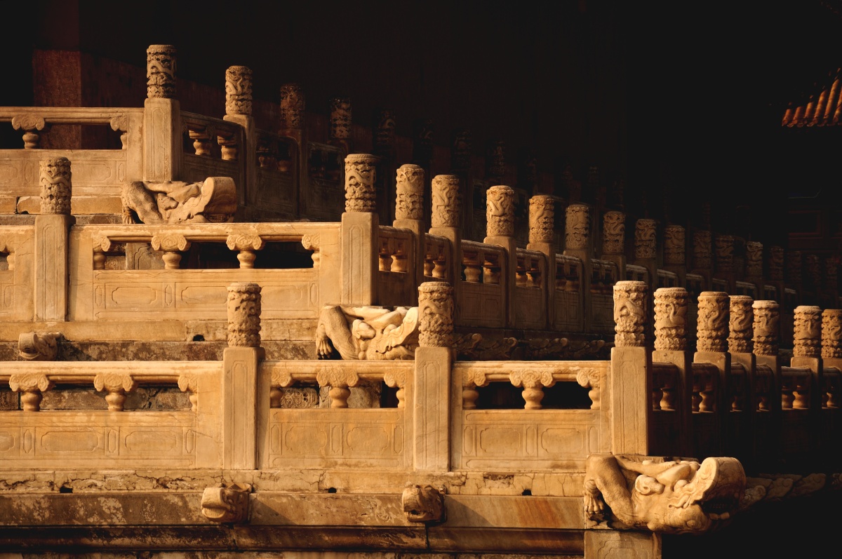 雕栏玉砌应犹在