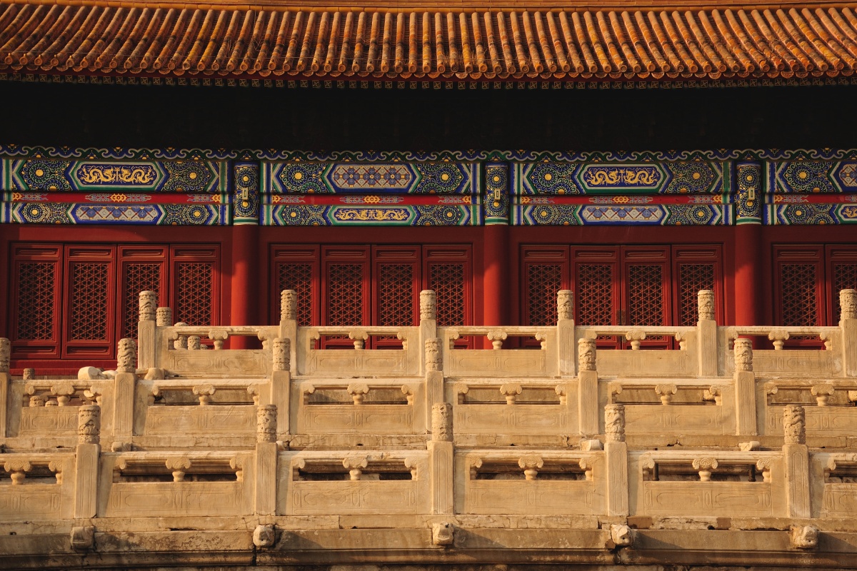 雕栏玉砌应犹在