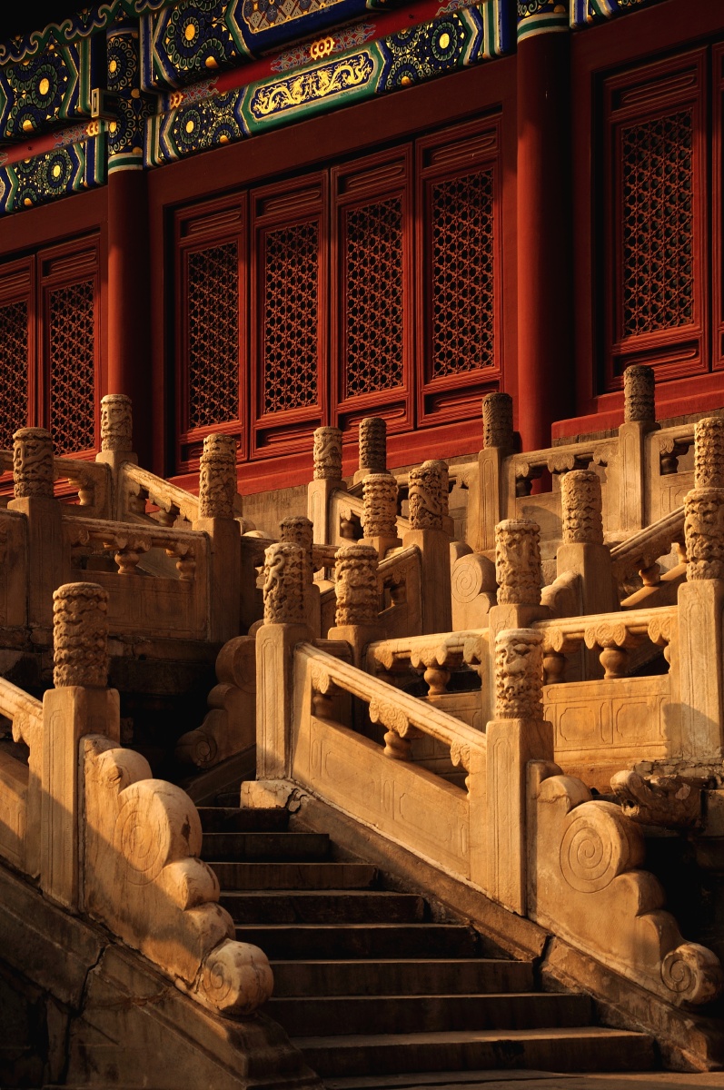 雕栏玉砌应犹在