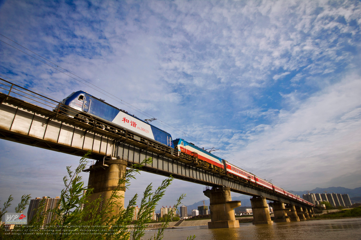 人生就犹如一列火车,虽然终点固定不变,但每一