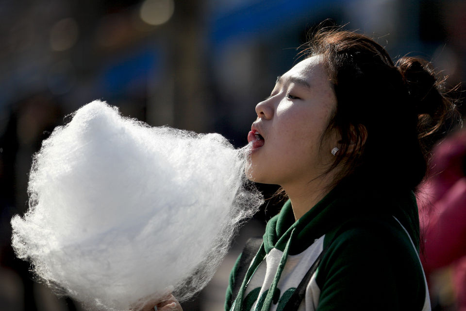 吃棉花糖的小姑娘