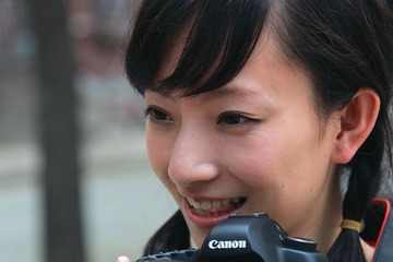 拿Canon的小姑娘