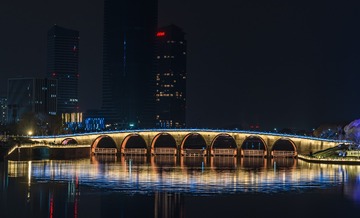 104015