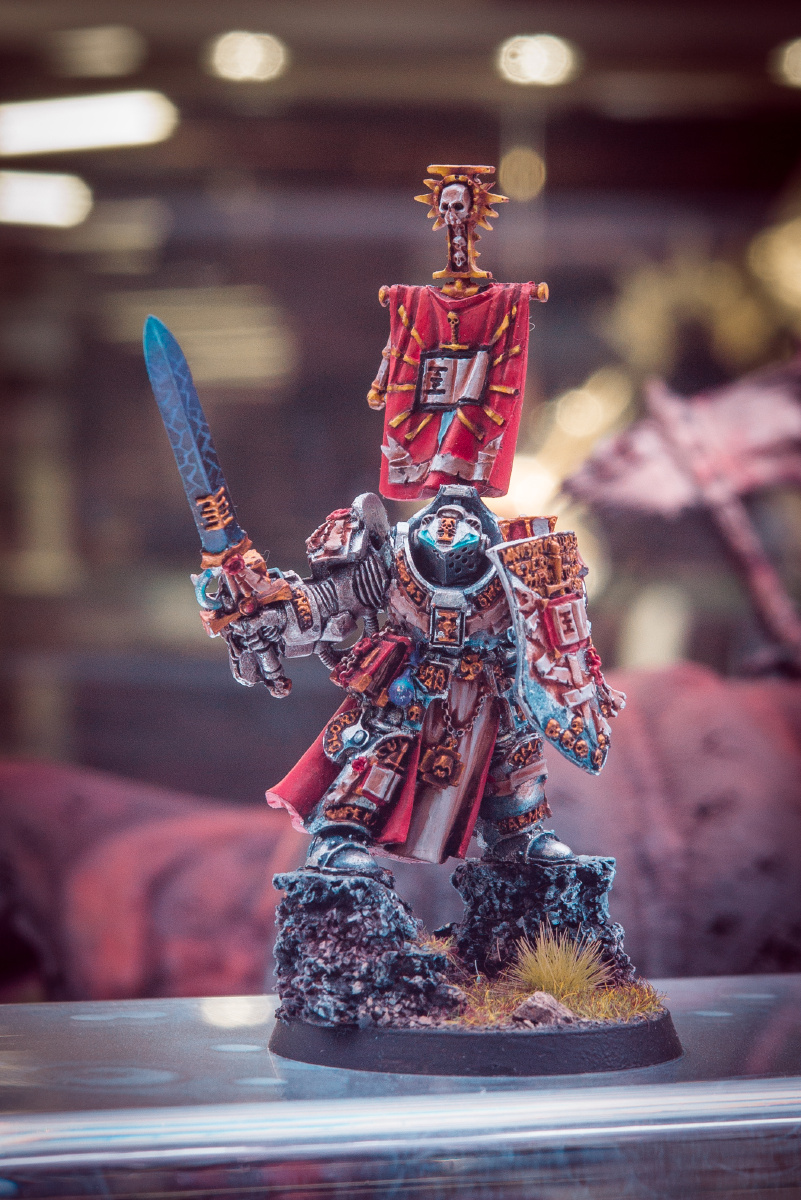 拍摄于西单华威七层玩意社,展示柜里的战锤棋子,涂装精美.