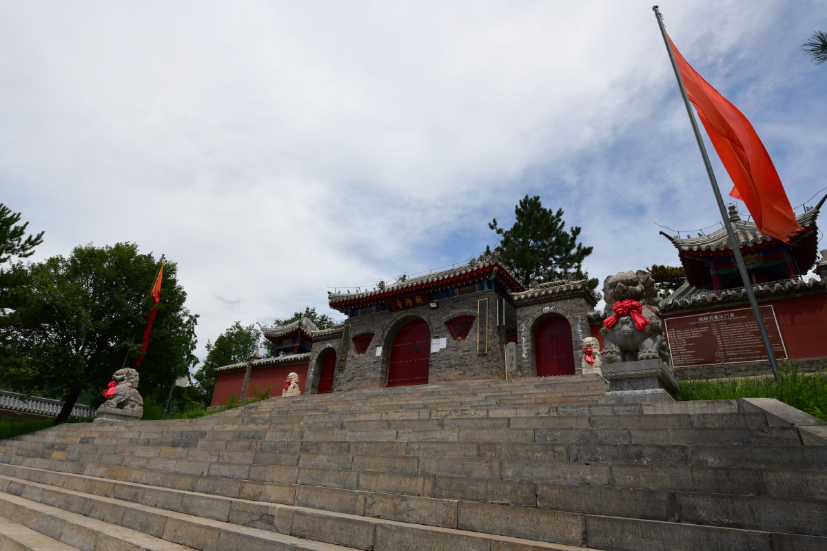 延庆朝阳寺处于一个小山顶上因疫情关闭从里面传出阵阵诵经声山顶景色