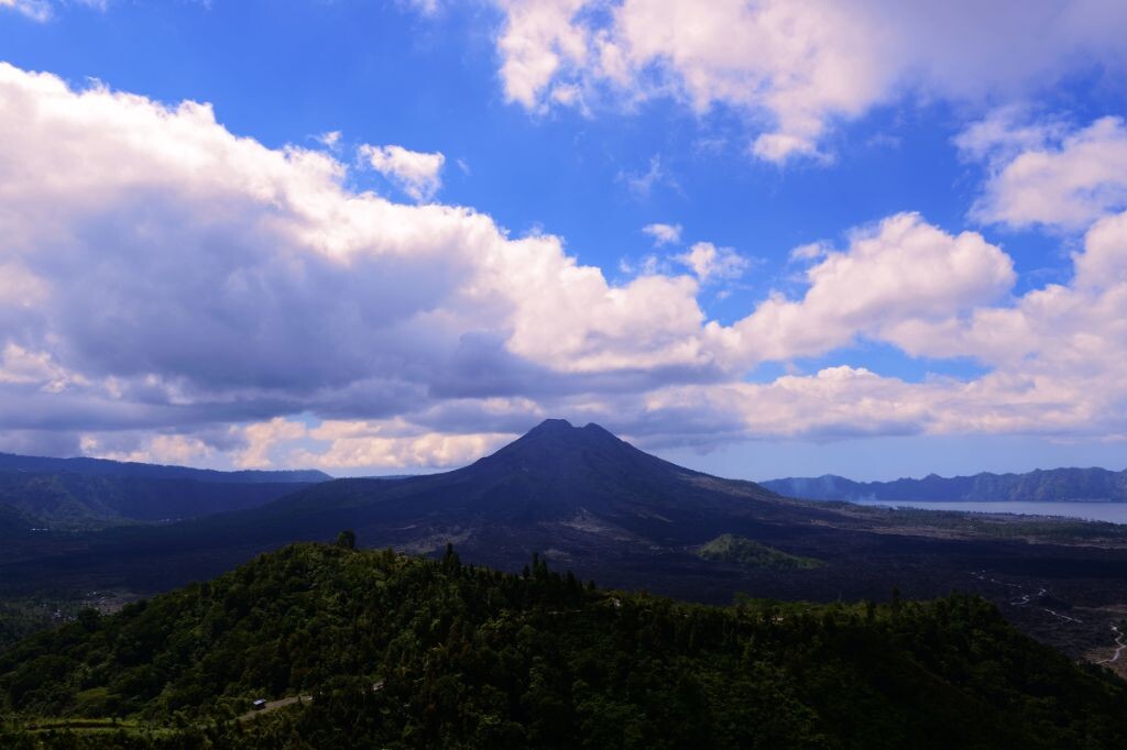 这就是京打玛尼火山，据说是一座还在活动中的活火山，不过已经几十年没有喷发了。