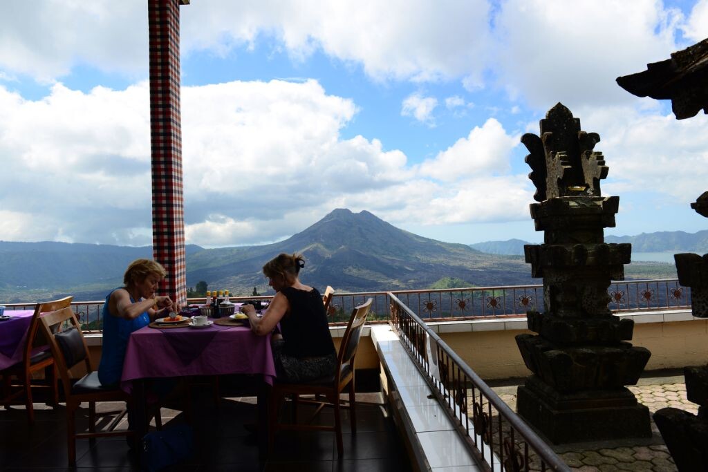 餐厅外就是京打玛尼火山，这里是观看火山的最佳地点之一。