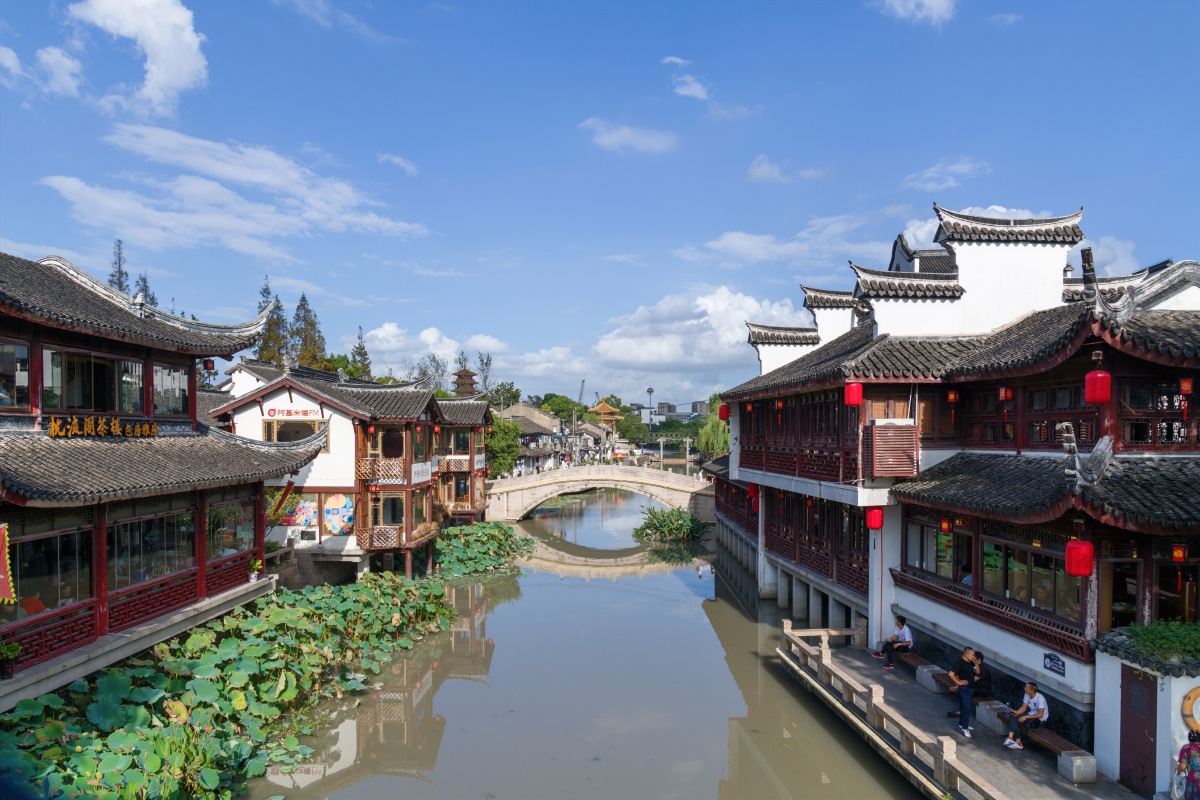 七宝古镇是有悠久人文内涵的历史古镇.