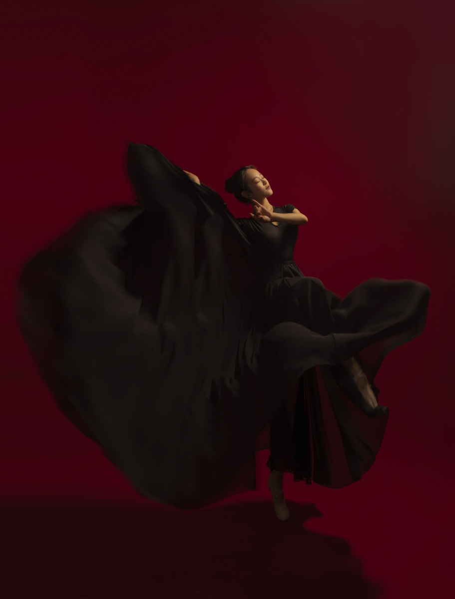 舞者当你站在聚光灯下轻盈舞动这个舞台便是你的整个世界