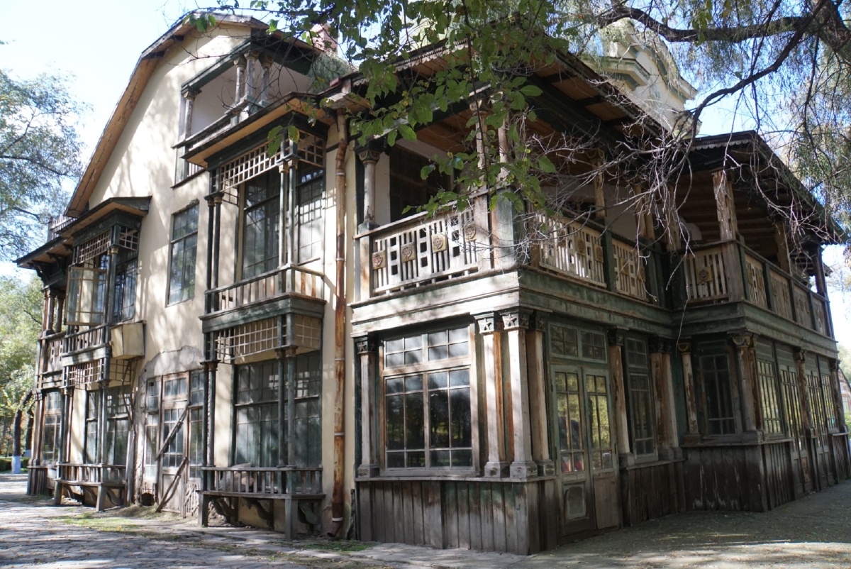 在太阳岛上绘画苏联人留下的老房子