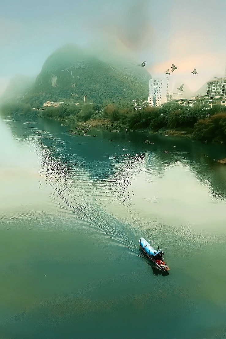 沿江而下摄于宜州市一桥现在龙江河面的船只基本上都安装马达了很少