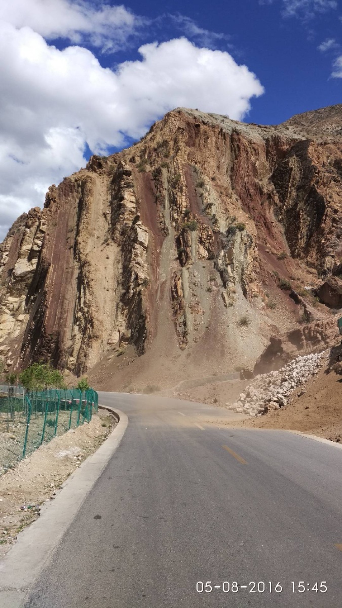 水平的海底沉积岩,在地壳运动的作用下变成垂直状态.