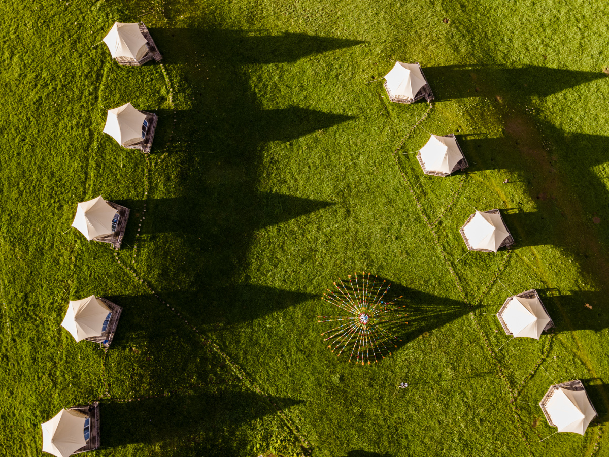 清晨,阳光洒在若尔盖草原帐篷酒店,拉着长长的影子,伸着懒腰,慢慢醒来