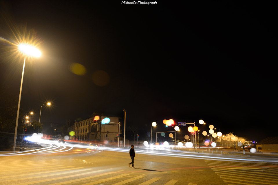 八一路夜景-孤独的人 br /> 三张合成,一张长曝,一张失焦,一张行人.
